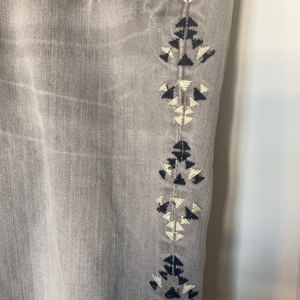 Driftwood Jeans Audrey Size 27 with Embroidery